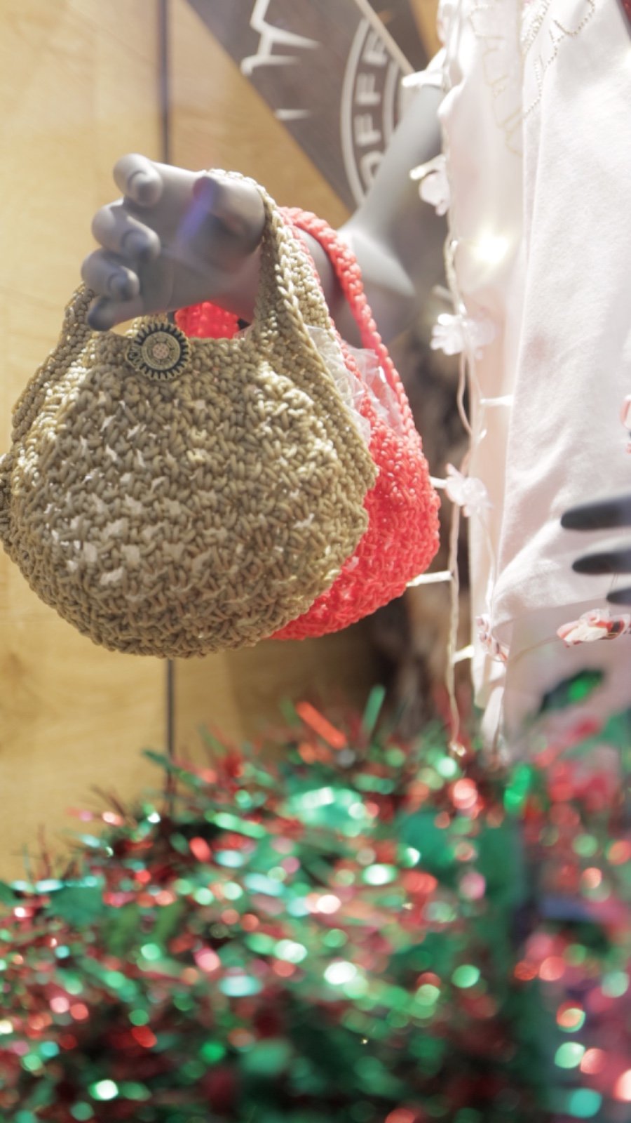 Cappellini OCM su mannequin con accessori natalizi
