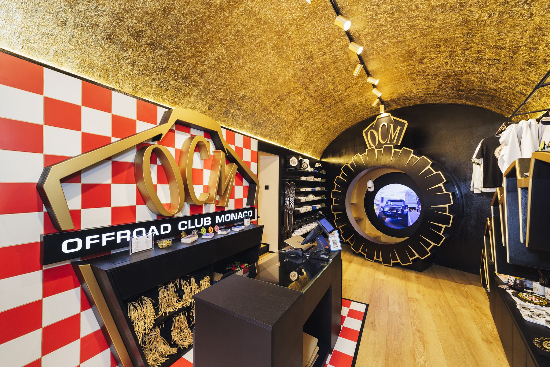 Lo Store Offroad Club Monaco visto dall'ingresso, tra soffitto dorato e obl&ograve; espositivo