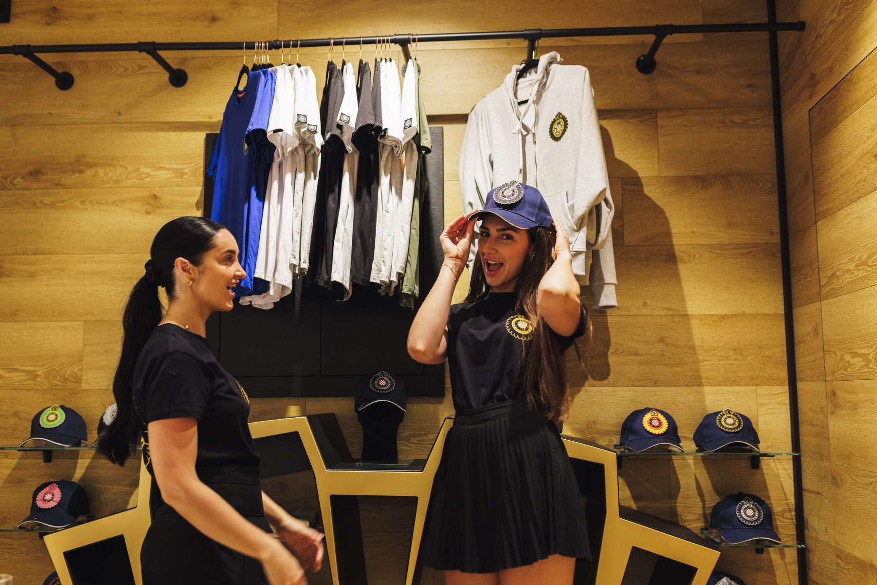 Due visitatrici provano i cappellini della collezione Offroad Club Monaco