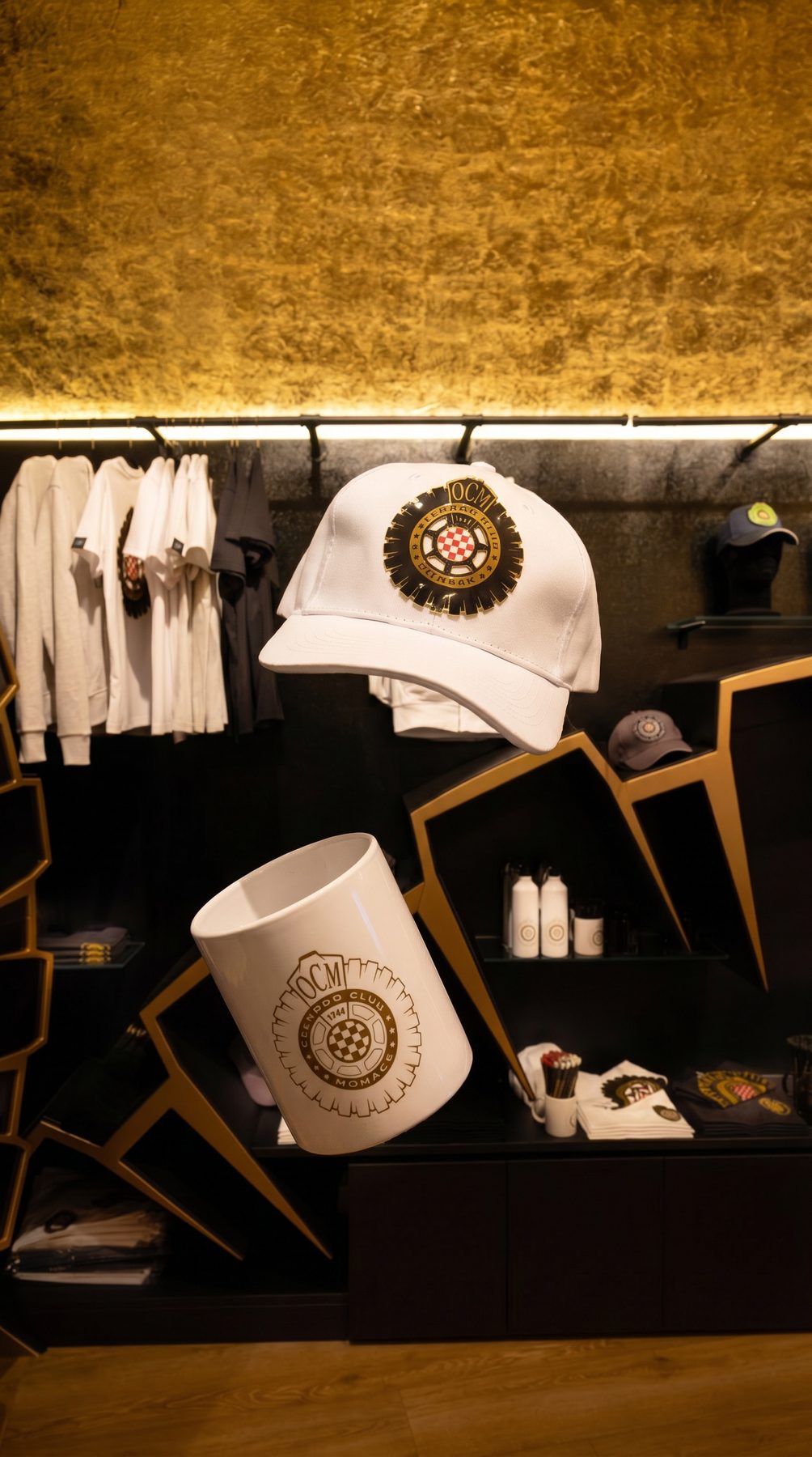 Cappellino e mug Offroad Club Monaco nella vetrina interna dello Store